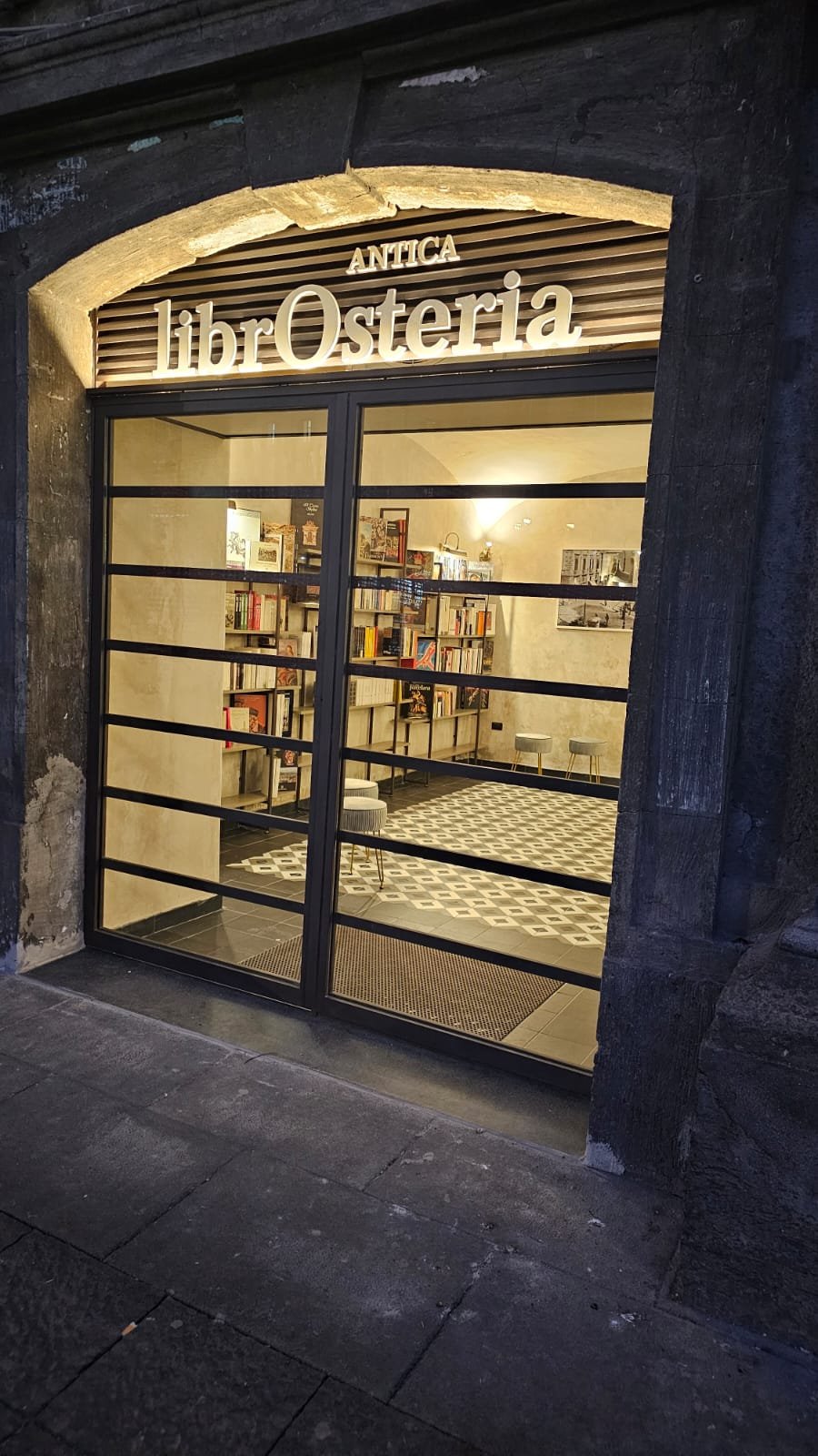 LibrOsteria, a piazza Dante un nuovo modo di offrire cultura